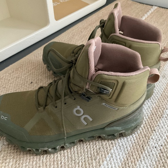 On Cloudrock waterproof hiking boots 7.5US - Picture 4 of 5